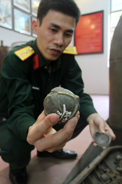 Sau chiến tranh, loại vũ khí gây chết người nhiều nhất không phải là những quả "bom tạ, bom tấn" còn sót lại mà là những quả bom bi với hình dạng nhỏ nhắn Sau chiến tranh, loại vũ khí gây chết người nhiều nhất không phải là những quả "bom tạ, bom tấn" còn sót lại mà là những quả bom bi với hình dạng nhỏ nhắn