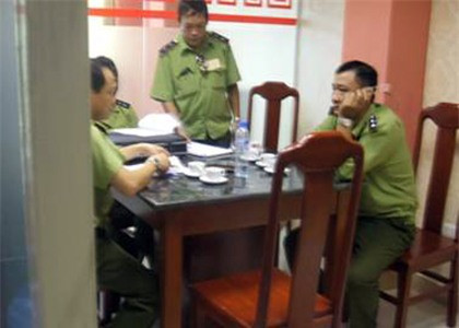 Các cán bộ quản lý thị trường đang lập biên bản kiểm tra tịch thu gần 70kg gia vị lẩu không nguồn gốc.