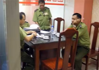 Các cán bộ quản lý thị trường đang lập biên bản kiểm tra tịch thu gần 70kg gia vị lẩu không nguồn gốc. Các cán bộ quản lý thị trường đang lập biên bản kiểm tra tịch thu gần 70kg gia vị lẩu không nguồn gốc.