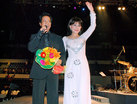 Chế Linh trong chương trình "Bài ca kỷ niệm" ở Đà Nẵng. Chương trình này bị VCPMC tố là không đóng tiền tác quyền bài hát dù giá vé rất cao. Ảnh: Minh Kiên.