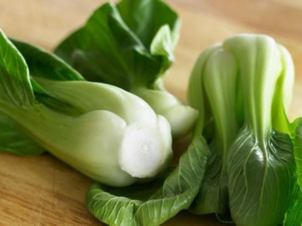 7. Rau xanh: Rau dền, cải chíp Không ít loại rau xanh kém cạnh nhau về hiệu quả bổ sung canxi, trong đó hàm lượng canxi trong rau dền, cải chíp đều vượt trội hơn cả sữa bò. Ngoài ra, rau xanh chứa một lượng lớn nguyên tố khoáng chất và vitamin K giúp hấp thụ canxi. 7. Rau xanh: Rau dền, cải chíp Không ít loại rau xanh kém cạnh nhau về hiệu quả bổ sung canxi, trong đó hàm lượng canxi trong rau dền, cải chíp đều vượt trội hơn cả sữa bò. Ngoài ra, rau xanh chứa một lượng lớn nguyên tố khoáng chất và vitamin K giúp hấp thụ canxi.