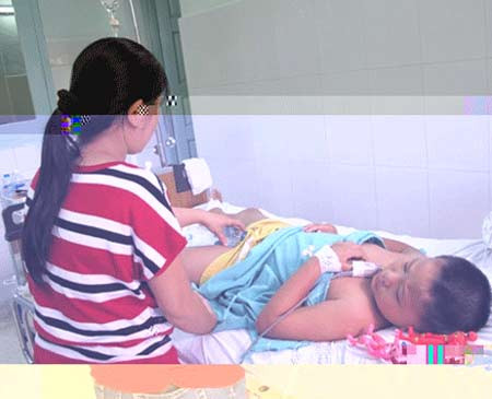 Sau 7 ngày điều trị, hiện sức khỏe bé Phạm Hoàng Việt đã ổn định Sau 7 ngày điều trị, hiện sức khỏe bé Phạm Hoàng Việt đã ổn định