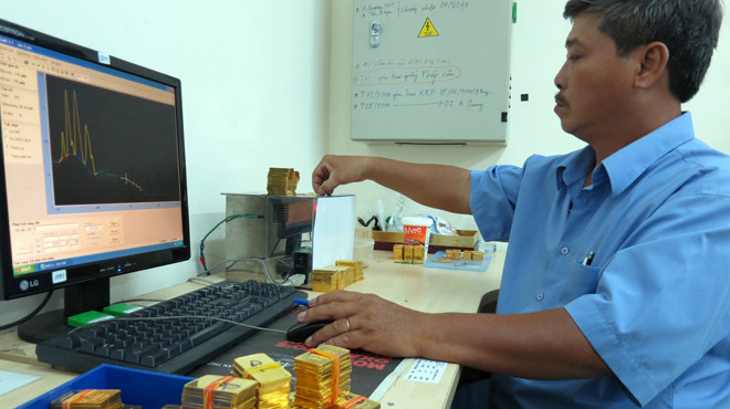 Kiểm định vàng các thương hiệu tại một xí nghiệp thuộc Công ty Vàng bạc đá quý Sài Gòn - Ảnh: Thanh Đạm Kiểm định vàng các thương hiệu tại một xí nghiệp thuộc Công ty Vàng bạc đá quý Sài Gòn - Ảnh: Thanh Đạm
