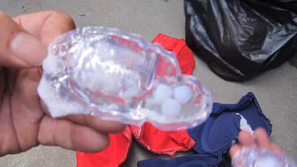 Một túi chất lỏng được phát hiện trong áo ngực bán ở Việt Nam.