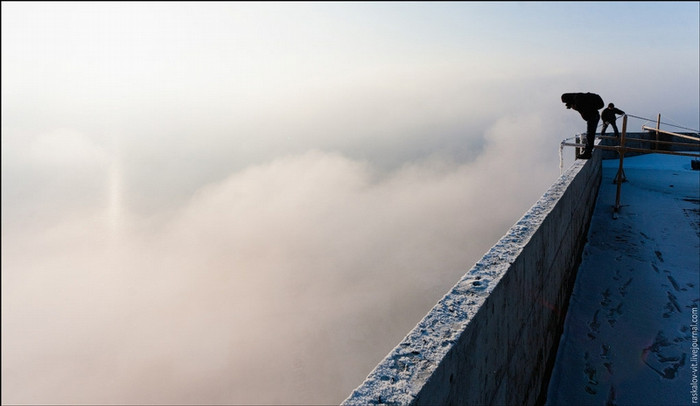 Những ngày qua, không khí lạnh, tuyết rơi kết hợp với độ ẩm cao đã làm cho toàn bộ thành phố Krasnoyarsk và các khu vực lân cận biến thành những cảnh tượng kỳ ảo như trong những bộ phim khoa học viễn tưởng nói về Trái Đất khi bước vào thời kỳ băng hà. Những ngày qua, không khí lạnh, tuyết rơi kết hợp với độ ẩm cao đã làm cho toàn bộ thành phố Krasnoyarsk và các khu vực lân cận biến thành những cảnh tượng kỳ ảo như trong những bộ phim khoa học viễn tưởng nói về Trái Đất khi bước vào thời kỳ băng hà.