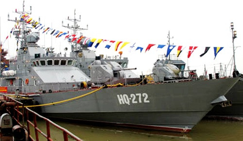 Tàu được trang bị vũ khí, khí tài hiện đại như: pháo AK-630; tổ hợp tên lửa phòng không tầm thấp; hệ thống rađa, hệ thống nhận biết địch, ta; hệ thống quang điện từ, các kho đạn pháo, tên lửa… được tích hợp qua nhiều hệ thống tự động hóa, có tính chính xác cao, bảo đảm tác chiến trong mọi tình huống. ẢNH: Tàu pháo HQ - 272 trong lễ bàn giao - Ảnh: QĐND Tàu được trang bị vũ khí, khí tài hiện đại như: pháo AK-630; tổ hợp tên lửa phòng không tầm thấp; hệ thống rađa, hệ thống nhận biết địch, ta; hệ thống quang điện từ, các kho đạn pháo, tên lửa… được tích hợp qua nhiều hệ thống tự động hóa, có tính chính xác cao, bảo đảm tác chiến trong mọi tình huống. ẢNH: Tàu pháo HQ - 272 trong lễ bàn giao - Ảnh: QĐND