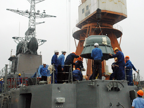 Trong 2 năm thử nghiệm vừa qua, tàu TT400TP số 1 đã chạy thử và bắn nghiệm thu đạn thật, mọi thông số đều đảm bảo theo thiết kế, được Quân chủng Hải quân, các cơ quan thiết kế và Hội đồng nghiệm thu của Bộ Quốc phòng đánh giá cao về chất lượng kỹ thuật, mỹ thuật, đạt được đầy đủ các tính năng kỹ thuật, chiến thuật theo phê duyệt của Tổng Tham mưu trưởng Quân đội nhân dân Việt Nam. Lắp đặt các trang thiết bị, vũ khí trên tàu pháo - Ảnh: TTO Trong 2 năm thử nghiệm vừa qua, tàu TT400TP số 1 đã chạy thử và bắn nghiệm thu đạn thật, mọi thông số đều đảm bảo theo thiết kế, được Quân chủng Hải quân, các cơ quan thiết kế và Hội đồng nghiệm thu của Bộ Quốc phòng đánh giá cao về chất lượng kỹ thuật, mỹ thuật, đạt được đầy đủ các tính năng kỹ thuật, chiến thuật theo phê duyệt của Tổng Tham mưu trưởng Quân đội nhân dân Việt Nam. Lắp đặt các trang thiết bị, vũ khí trên tàu pháo - Ảnh: TTO