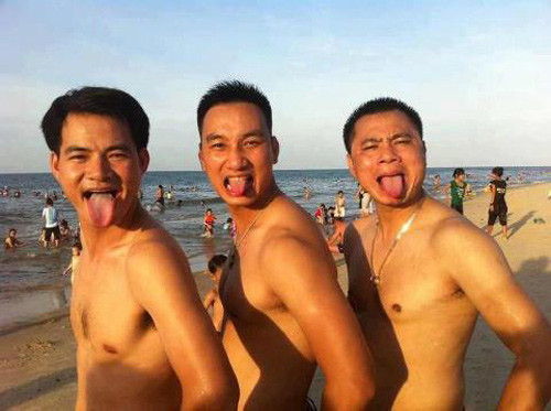 Tự Long, Thành Trung và Xuân Bắc &quot;đọ lưỡi&quot; trên bãi biển