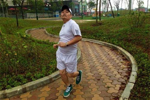 Kiểu tập thể dục buổi sáng &quot;khó đỡ&quot; của danh hài Xuân Hinh