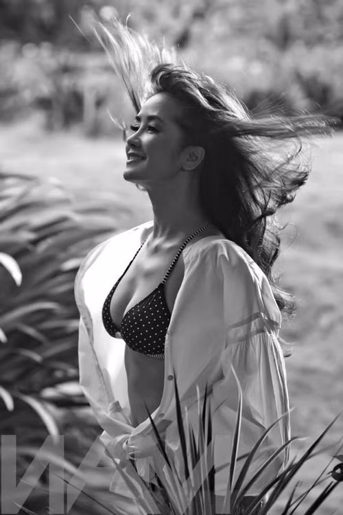 Hồng Nhung khiến nhiều ca sỹ trẻ phải "ngả mũ" khi khoe ảnh nội y ở cái tuổi U40