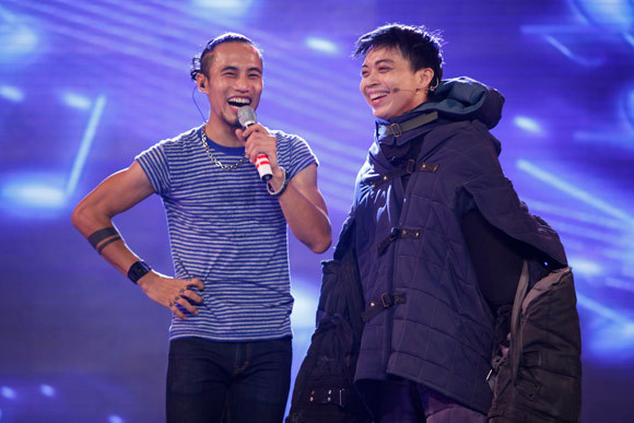 Anh Khoa rất hợp với phong cách năng động, nghịch ngợm của Đố ai hát được Anh Khoa rất hợp với phong cách năng động, nghịch ngợm của Đố ai hát được