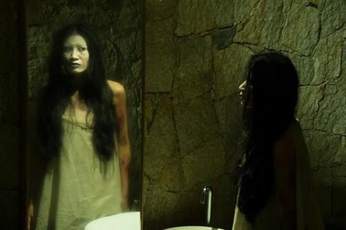 Trang Trần khiến người yếu tim chết lặng trước tạo hình giống như...ma của mình