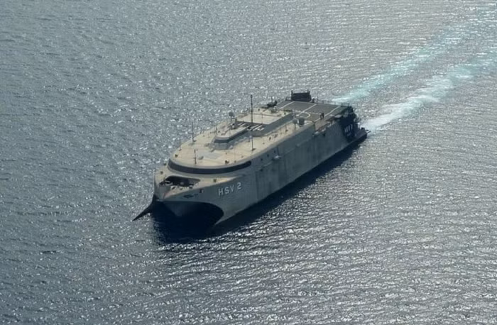 Trên tàu luôn có 1 trực thăng đa năng NH-90 để đảm bảo công tác cứu hộ và tác chiến khi cần thiết.