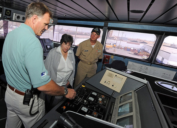 Hình ảnh bên trong buồng điều khiển của tàu Hình ảnh bên trong buồng điều khiển của tàu