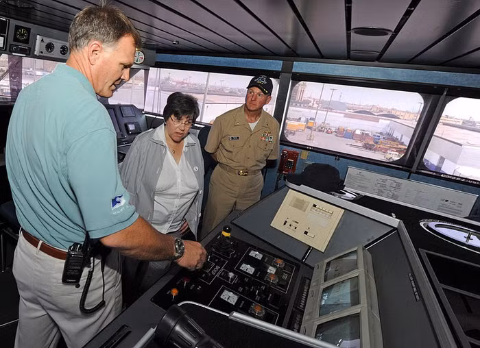 Hình ảnh bên trong buồng điều khiển của tàu