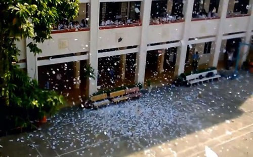 Cảnh tượng học sinh xé Đề cương môn Sử khi nghe tin Sử không phải là môn thi tốt nghiệp. Sự việc xảy ra vào năm trước. (ảnh minh họa) Cảnh tượng học sinh xé Đề cương môn Sử khi nghe tin Sử không phải là môn thi tốt nghiệp. Sự việc xảy ra vào năm trước. (ảnh minh họa)