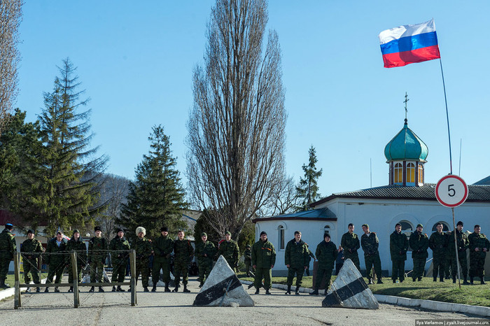 Phong tỏa 1 con đường dẫn vào khu vực quan trọng Phong tỏa 1 con đường dẫn vào khu vực quan trọng