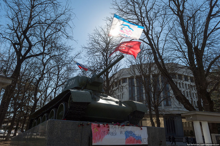 Bên ngoài một đài tưởng niệm ở Crimea Bên ngoài một đài tưởng niệm ở Crimea