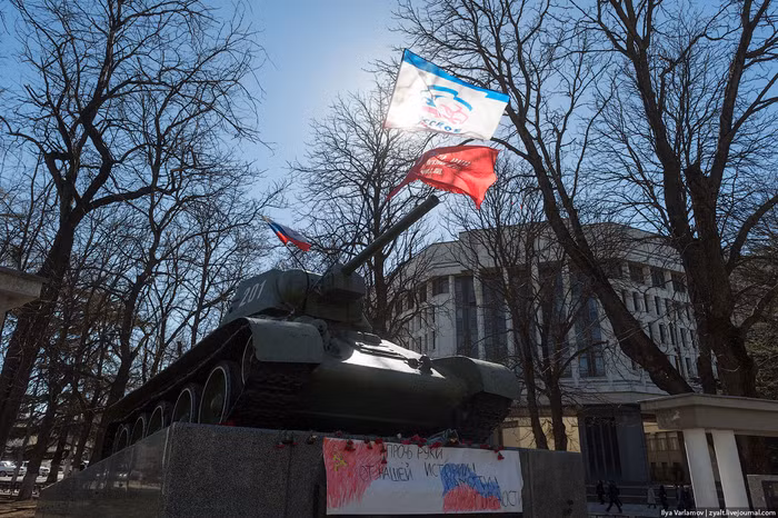 Bên ngoài một đài tưởng niệm ở Crimea Bên ngoài một đài tưởng niệm ở Crimea