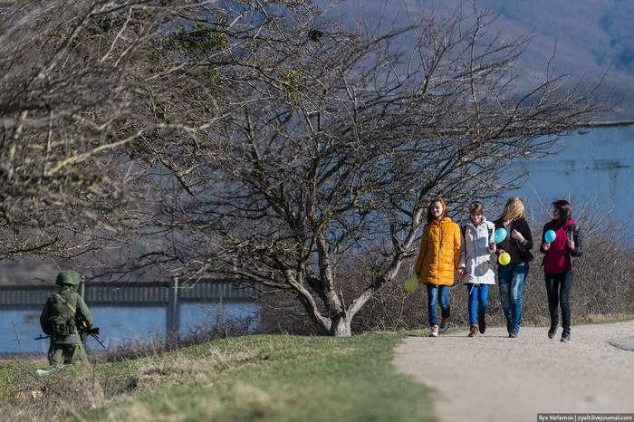 Đứng gác gần bờ sông Đứng gác gần bờ sông