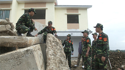Đưa các khối bê tông vào vị trí tạo giả. Đưa các khối bê tông vào vị trí tạo giả.