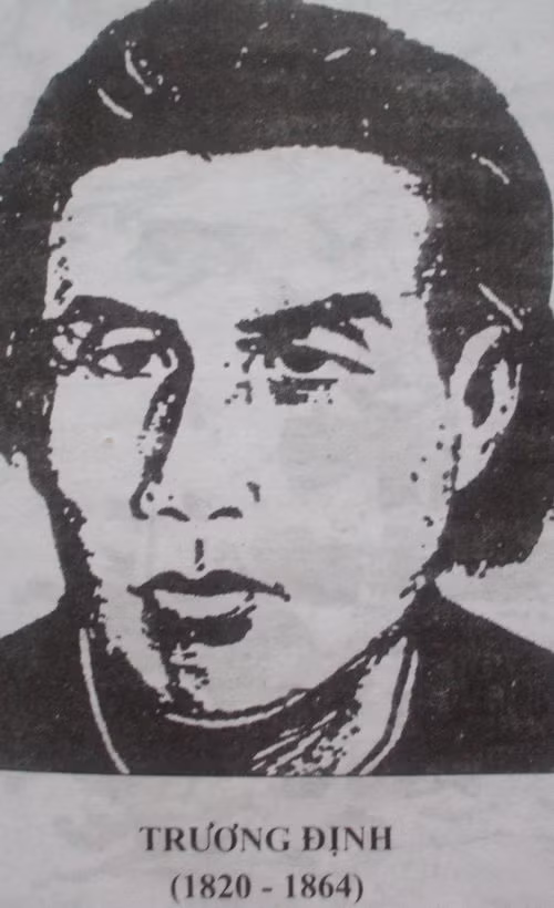 2. Trương Định, tên thường gọi Trương Công Đinh (tuổi Mậu Thìn, 1820-1864). Anh hùng kháng Pháp. Ông sinh tại Tư Cung, phủ Bình Sơn, Quảng Ngãi. Năm 1850, hưởng ứng chính sách khẩn hoang của Nguyễn Tri Phương ông đứng ra chiêu mộ dân nghèo khai hoang lập ấp. Ông được triều đình Huế phong chức Quản cơ, hàm lục phẩm. Từ đó, người đương thời gọi ông là Quản Định. Ông chỉ huy nghĩa binh chống Pháp ở Nam kỳ giai đoạn 1859-1864. Không chấp nhận Hòa ước cho Pháp chiếm ba tỉnh miền Đông, ông được dân tôn là Bình Tây Đại nguyên soái.