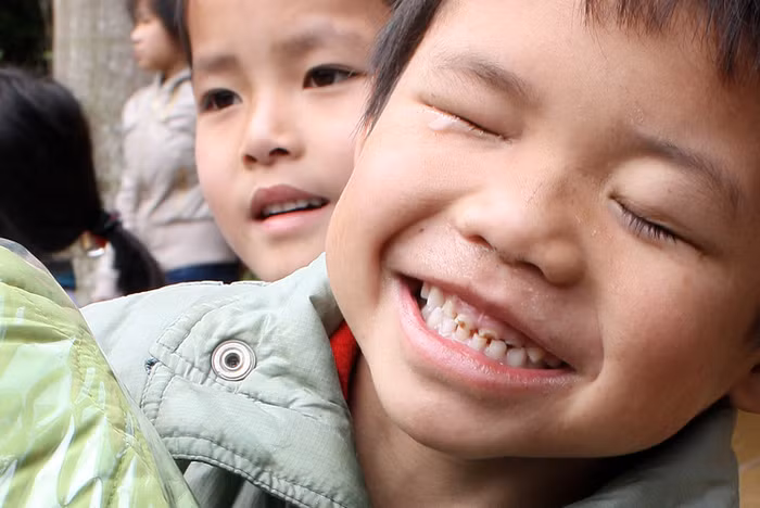 Tuy mắt bị mù nhưng gần như chưa ngày nào em nghỉ học. Em có thể hát lại sau khi nghe bài hát và tập đánh vần theo cô rất tốt. Trên miệng em lúc nào cũng nở nụ rất tươi và hồn nhiên Tuy mắt bị mù nhưng gần như chưa ngày nào em nghỉ học. Em có thể hát lại sau khi nghe bài hát và tập đánh vần theo cô rất tốt. Trên miệng em lúc nào cũng nở nụ rất tươi và hồn nhiên