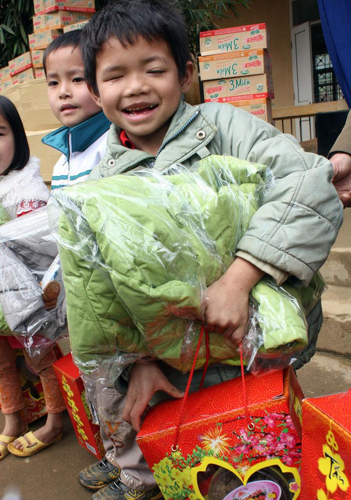 Vui sướng khi được nhận quà, bàn tay em như đứa trẻ tò mò tìm hiểu các món quà còn miệng em luôn hỏi “bố ơi, cái gì đây?”. Khi được thành viên trong đoàn nói cho biết trong này có ô mai thì em trả lời rất hồn nhiên “Con chưa được ăn ô mai bao giờ”. Vui sướng khi được nhận quà, bàn tay em như đứa trẻ tò mò tìm hiểu các món quà còn miệng em luôn hỏi “bố ơi, cái gì đây?”. Khi được thành viên trong đoàn nói cho biết trong này có ô mai thì em trả lời rất hồn nhiên “Con chưa được ăn ô mai bao giờ”.