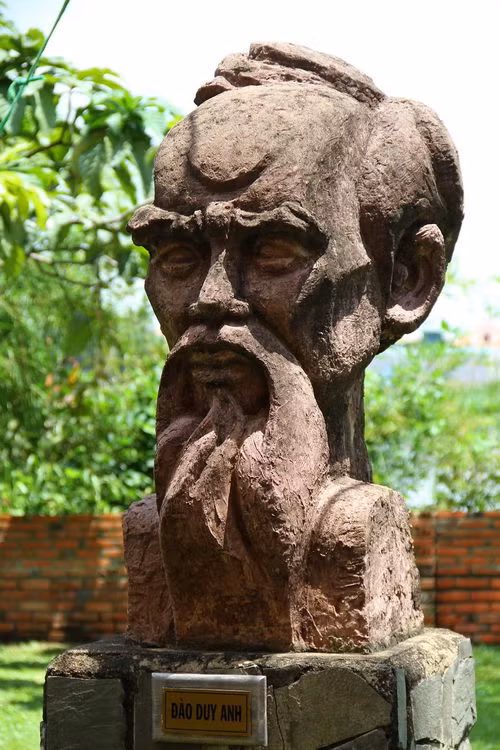 9. Đào Duy Anh (tuổi Giáp Thìn, 1904-1988), nhà sử học, nhà nghiên cứu văn hóa, tôn giáo, văn học dân gian nổi tiếng của Việt Nam. Đào Duy Anh sinh ngày 25/4/1904 tại Thanh Hóa và mất năm 1988 tại Hà Nội. Ông là tác giả nhiều công trình học thuật sáng giá về ngôn ngữ học, văn học, sử học, trong đó giá trị nhất là cuốn “Hán-Việt từ điển.”
