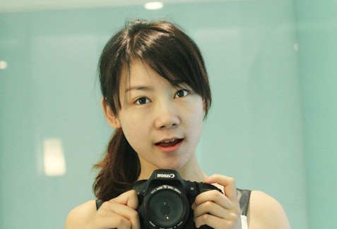 Tháng 12/2009, khi ngang qua một studio ảnh, nhìn thấy tấm biển cần tuyển người mẫu, mức lương hơn 75 USD một ngày, cô đã gọi điện nói chuyện với người quản lý và sau đó được nhận vào làm.