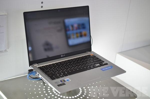 Đây là bộ đôi ultrabook được trang bị cấu hình "khủng", vượt quá cả chuẩn ultrabook của Intel và công ty gọi 2 mẫu máy này là "siêu ultrabook". Cả 2 máy nhìn khá giống nhau ở thiết kế nhôm, bàn phím chiclet không có đèn nền và viền màn hình mỏng. Z330 có một cổng USB 3.0, một cổng USB 2.0, cổng HDMI, jack cắm tai nghe 3,5 mm, khe cắm thẻ MicroSD được bố trí bên phải. Z430 cho cảm giác cầm tay nặng hơn (theo cấu hình LG công bố thì Z430 nặng hơn mẫu Z330 khoảng 272 gram). Đây là bộ đôi ultrabook được trang bị cấu hình "khủng", vượt quá cả chuẩn ultrabook của Intel và công ty gọi 2 mẫu máy này là "siêu ultrabook". Cả 2 máy nhìn khá giống nhau ở thiết kế nhôm, bàn phím chiclet không có đèn nền và viền màn hình mỏng. Z330 có một cổng USB 3.0, một cổng USB 2.0, cổng HDMI, jack cắm tai nghe 3,5 mm, khe cắm thẻ MicroSD được bố trí bên phải. Z430 cho cảm giác cầm tay nặng hơn (theo cấu hình LG công bố thì Z430 nặng hơn mẫu Z330 khoảng 272 gram).