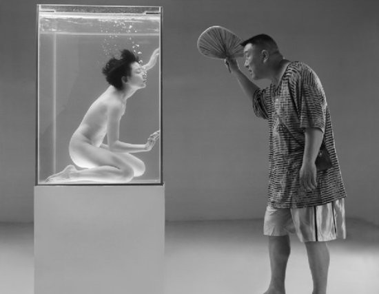 “Chúng ta không có quá nhiều chỗ thừa để xoay sở, đành phải âm thầm đón nhận điều thuộc về mình, càng ngày càng ít không khí để thở”