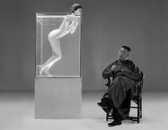 “Khi chúng ta chui đầu ra khỏi giấc mộng, đón nhận ánh mắt khát vọng, là đã thật sự trưởng thành hay là sự thoái hóa và tổn hại trong lòng?”