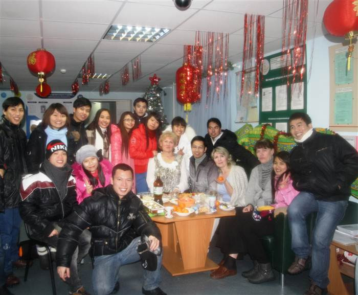 Sinh viên Việt Nam chúc tết các bà quản lý ký túc xá