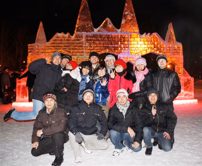 Trước những tác phẩm điêu khắc bằng băng đá lấp lánh dưới ánh điện mờ ảo và không khí rộn ràng háo hức cùng hàng nghìn người dân Nga vỗ tay tán thưởng khi những màn pháo hoa tuyệt đẹp nổ tung trên bầu trời, những sinh viên Việt Nam xa nhà như chúng tôi cảm nhận được một không khí tết thật ấm áp, thiêng liêng nơi đất khách.