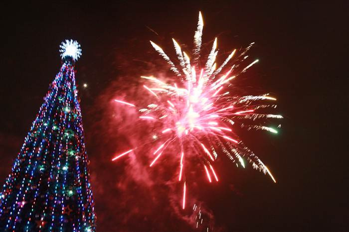 Pháo hoa giữa thời khắc giao thừa thiêng liêng.