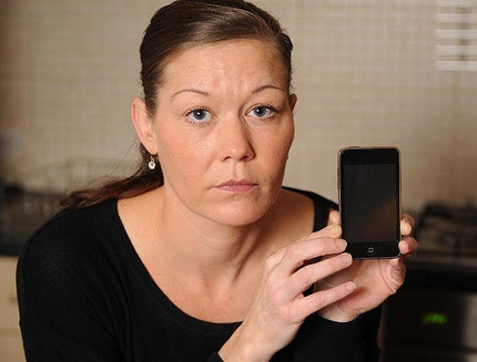 Bà Kim Le Quesne cùng chiếc iPhone 4S biết... chửi bậy - Ảnh: The Sun Bà Kim Le Quesne cùng chiếc iPhone 4S biết... chửi bậy - Ảnh: The Sun