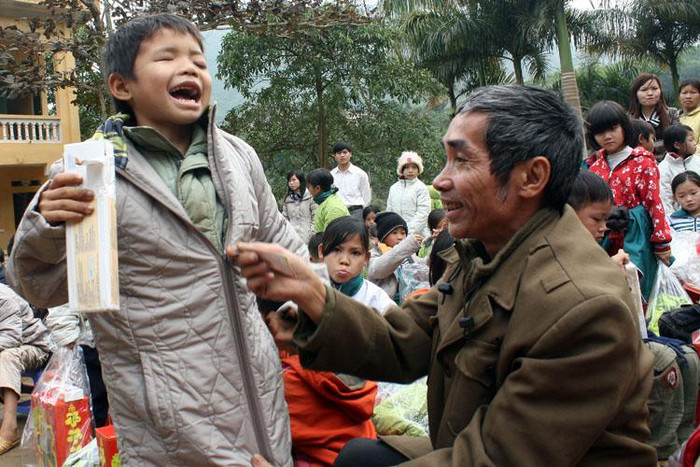 Niềm vui khi được bố mặc cho áo ấm vừa được nhận. Em nói với bố: “Bố ơi, áo mới giống áo đồng phục à? ấm quá”. Niềm vui khi được bố mặc cho áo ấm vừa được nhận. Em nói với bố: “Bố ơi, áo mới giống áo đồng phục à? ấm quá”.