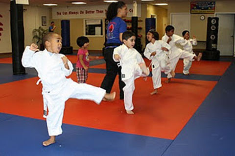 Học sinh 10 tuổi đá gãy chân cô giáo ảnh 1