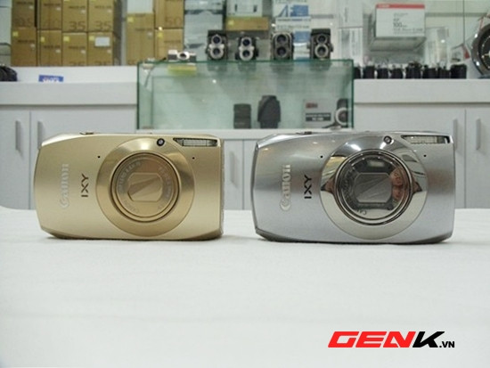 Cặp đôi IXY 31S (trái), IXY 32S (phải) với nhiều tính năng cao cấp, màn hình cảm ứng, tính năng “chạm để chụp”. Cặp đôi IXY 31S (trái), IXY 32S (phải) với nhiều tính năng cao cấp, màn hình cảm ứng, tính năng “chạm để chụp”.