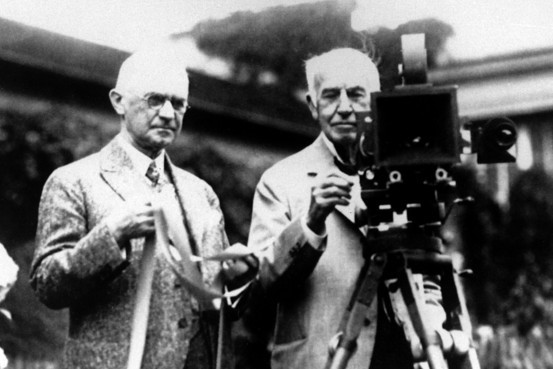 Ông George Eastman, trái, và nhà phát minh lừng lẫy Thomas Edison, với phát minh về máy ảnh. (Ảnh WSJ) Ông George Eastman, trái, và nhà phát minh lừng lẫy Thomas Edison, với phát minh về máy ảnh. (Ảnh WSJ)