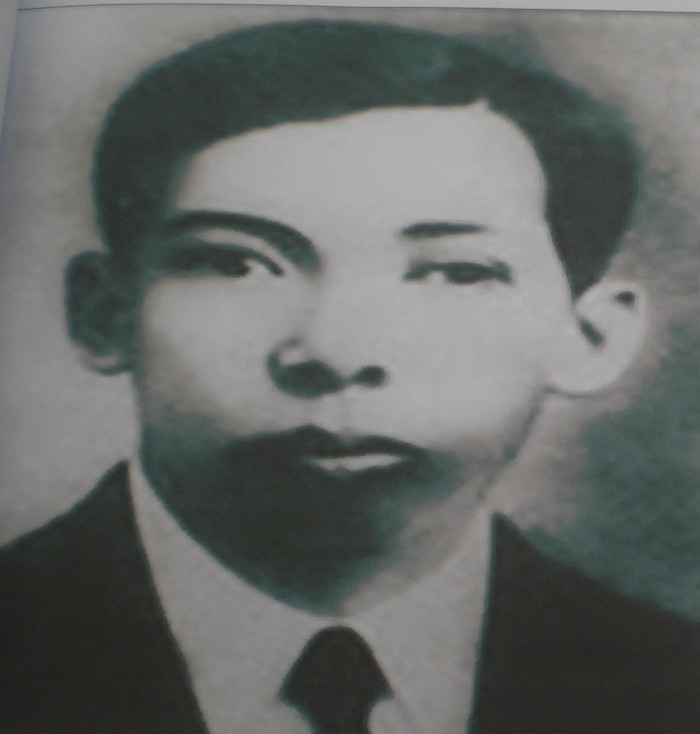 7. Trần Phú (tuổi Giáp Thìn, 1904–1931), Tổng Bí thư đầu tiên của Đảng khi mới 26 tuổi. Ông sinh ngày 1/5/1904, quê quán thôn Tùng Ảnh, Đức Thọ, tỉnh Hà Tĩnh. Ông là người học trò của lãnh tụ Nguyễn Ái Quốc, người dự thảo bản Luận cương chính trị tháng 10 năm 1930 của Đảng, xác định con đường phát triển của cách mạng Việt Nam. Là Tổng Bí thư đầu tiên của Đảng, ông có nhiều đóng góp to lớn về công tác xây dựng Đảng và tổ chức cách mạng của quần chúng. Trần Phú là tấm gương sáng ngời về lòng trung thành tuyệt đối với Đảng, bất khuất trước kẻ thù, cống hiến trọn đời cho sự nghiệp cách mạng của Đảng và dân tộc. 7. Trần Phú (tuổi Giáp Thìn, 1904–1931), Tổng Bí thư đầu tiên của Đảng khi mới 26 tuổi. Ông sinh ngày 1/5/1904, quê quán thôn Tùng Ảnh, Đức Thọ, tỉnh Hà Tĩnh. Ông là người học trò của lãnh tụ Nguyễn Ái Quốc, người dự thảo bản Luận cương chính trị tháng 10 năm 1930 của Đảng, xác định con đường phát triển của cách mạng Việt Nam. Là Tổng Bí thư đầu tiên của Đảng, ông có nhiều đóng góp to lớn về công tác xây dựng Đảng và tổ chức cách mạng của quần chúng. Trần Phú là tấm gương sáng ngời về lòng trung thành tuyệt đối với Đảng, bất khuất trước kẻ thù, cống hiến trọn đời cho sự nghiệp cách mạng của Đảng và dân tộc.