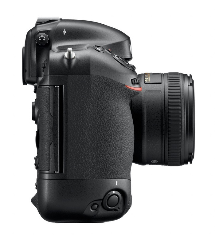 ể so sánh, chúng ta có thể thấy đối thủ của D4 rõ ràng là 1DX từ Canon. Máy Canon có độ phân giải cao hơn một chút, ISO tối đa bằng D4 nhưng xét về cấu hình thì D4 có vẻ bất lợi hơn khi ISO native chỉ là 12.800 còn 1DX là 51.200. Các thông số khác cũng cho thấy sự thua kém của D4 so với 1DX khi máy Canon có tới 61 điểm AF, 21 điểm cross-type trong khi Nikon là 51 điểm AF và 15 điểm cross-type. Ngoài ra, hệ thống đo sáng trên D4 là 91.000 điểm 3D Matrix RGB còn 1DX là 100.000 điểm. Xin nhấn mạnh là các con số này chỉ có ý nghĩa tham khảo vì cấu hình máy Nikon luôn thấp hơn Canon cùng đời và hệ thống đo sáng của D7000 cũng chỉ có 2056 điểm. Giá 1DX là 6.800$ bán vào tháng 3 năm nay trong khi D4 là 6.000$ vào tháng 2.