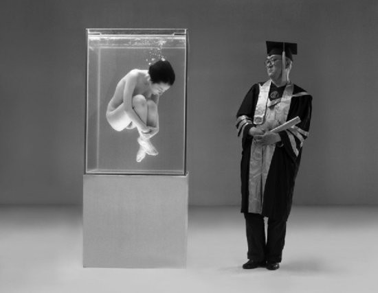 Nhiều lúc tôi giống như một đứa trẻ lặng thinh trong lồng kính”