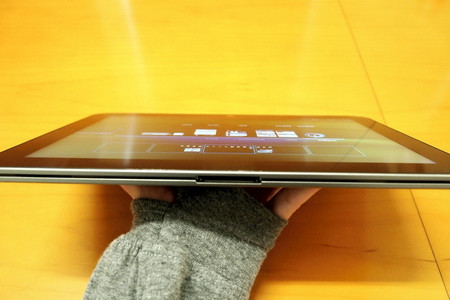 Độ phân giải của màn hình Excite 10 tương đối khá: 1280x800. Máy được tích hợp 2 máy ảnh, máy ảnh 2 “chấm” ở mặt trước và 5 "chấm" ở mặt sau.