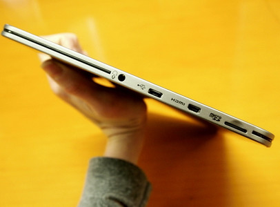 Chiếc Excite X10 của Toshiba được coi là chiếc máy tính bảng màn hình 10 inch mỏng nhất thế giới hiện nay với độ dày 0,3 inch (~7,7mm) và nặng khoảng 540g.