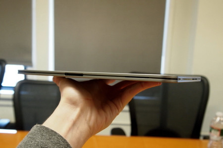 Toshiba trang bị cho máy chip xử lý lõi kép của TI OMAP 4420 tốc độ 1,2Ghz, 1GB RAM. Mặc dù dự định ra mắt vào giữa quý 1 năm nay song Excite 10 vẫn chạy hệ điều hành Android 3.2 (Honeycomb) và được cam kết nâng cấp lên phiên bản Android mới nhất Ice Cream Sandwich sau này