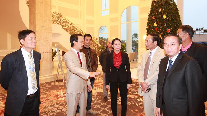 Ông Trịnh Văn Quyết - Chủ tịch Tập đoàn FLC, bà Hoàng Thị Thúy Lan - Bí thư Tỉnh ủy, Chủ tịch HĐND tỉnh Vĩnh Phúc và ông Nguyễn Văn Trì - Chủ tịch UBND tỉnh Vĩnh Phúc đón tiếp kiều bào tại sảnh FLC Hotel Vĩnh Thịnh. Ông Trịnh Văn Quyết - Chủ tịch Tập đoàn FLC, bà Hoàng Thị Thúy Lan - Bí thư Tỉnh ủy, Chủ tịch HĐND tỉnh Vĩnh Phúc và ông Nguyễn Văn Trì - Chủ tịch UBND tỉnh Vĩnh Phúc đón tiếp kiều bào tại sảnh FLC Hotel Vĩnh Thịnh.