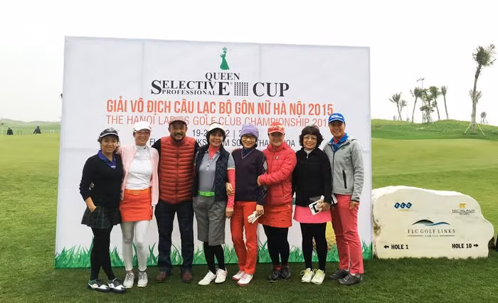 Các nữ golf thủ của Queen Club đã có được khoảng thời gian ấm cúng, cùng nhau đón Giáng sinh sớm tại quần thể du lịch nghỉ dưỡng 5 sao FLC Sầm Sơn.và điểm lại một năm 2015 sắp đi qua.