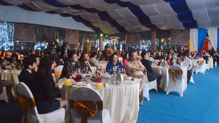 Buổi tiệc đón tiếp kiều bào được tổ chức trong không gian ấm cúng, trang trọng.